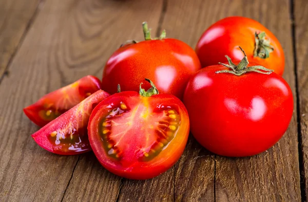 Tomaten, gekookt met kruiden voor het behoud op het oude hout — Stockfoto