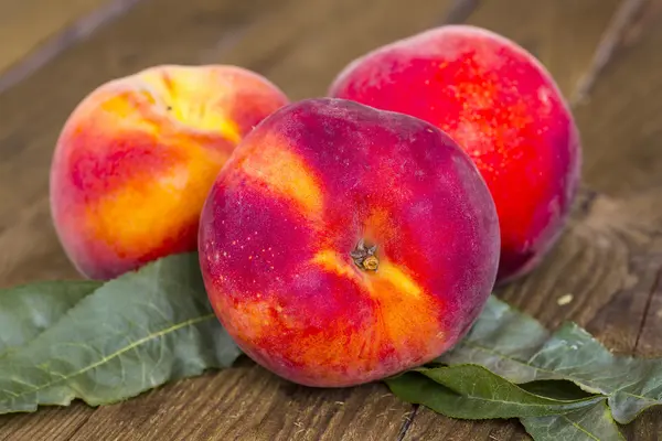 Ahşap arka planda taze şeftali