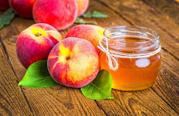 Ahşap arka plan üzerinde şeftali reçeli