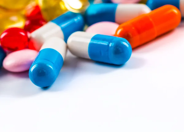 Çeşitli soğuk reçeteli şişeler ve bir wh izole bir şırınga