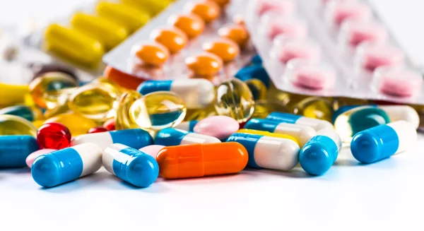 Таблетки в колбе, флаконы и пробирки с лекарствами на белке — стоковое фото