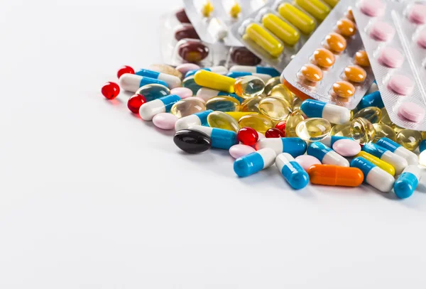 Medicamentos comprimidos y cápsulas en un vaso de precipitados — Foto de Stock