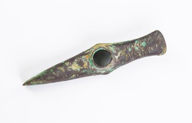 Beyaz backgr izole Tarih öncesi bronz balta, antik halklar,