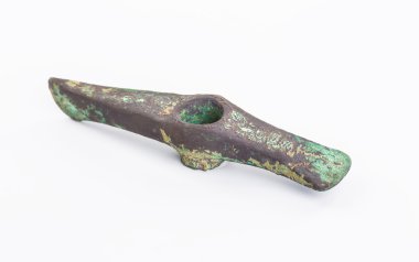 Beyaz backgr izole Tarih öncesi bronz balta, antik halklar,
