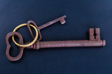bir avuç eski anahtarları karanlık bir arka plan üzerinde izole
