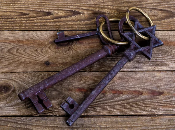 ahşap zemin üzerinde Vintage anahtar