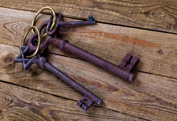 ahşap zemin üzerinde Vintage anahtar