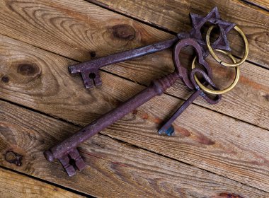 ahşap zemin üzerinde Vintage anahtar