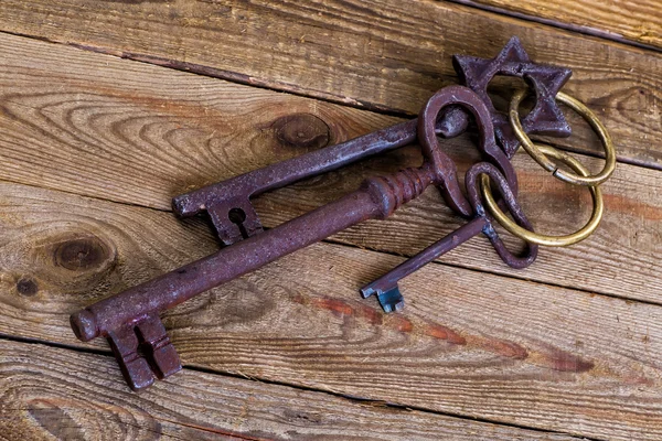 ahşap zemin üzerinde Vintage anahtar