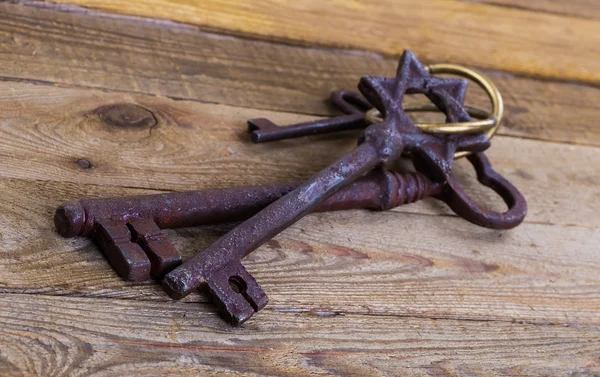 ahşap zemin üzerinde Vintage anahtar
