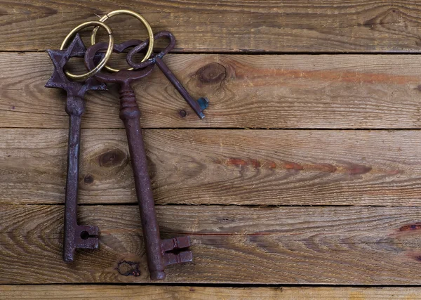 Vintage κλειδί σε ξύλινα φόντο — Φωτογραφία Αρχείου