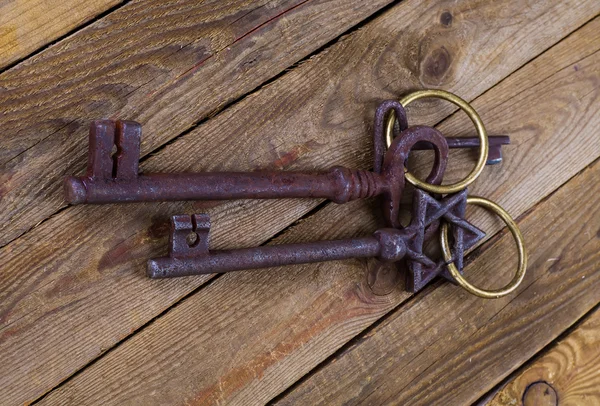 ahşap zemin üzerinde Vintage anahtar