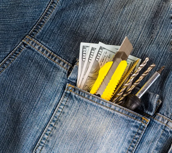 Ferramentas, chave de fenda, parafuso, faca estacionária em jaqueta jeans azul — Fotografia de Stock