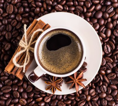 Kahve fincanı ve kahve çekirdeği.