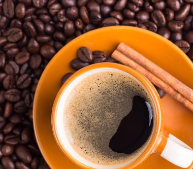 Kahve fincanı ve kahve çekirdeği.