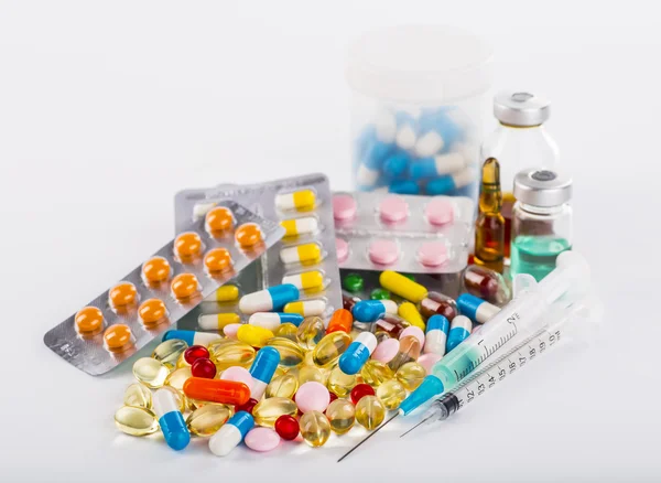 Gyógyszert tabletta és kapszula egy főzőpohárban — Stock Fotó