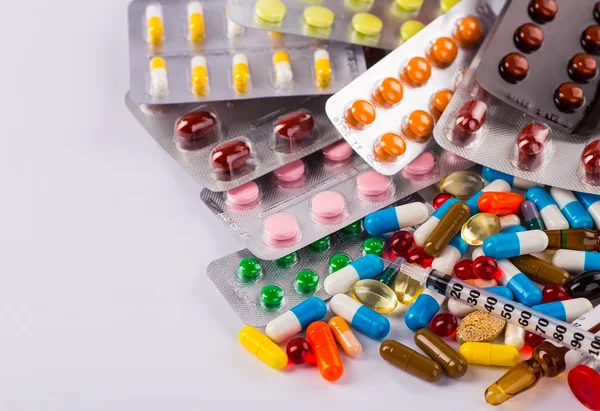 Medicamentos comprimidos y cápsulas en un vaso de precipitados — Foto de Stock