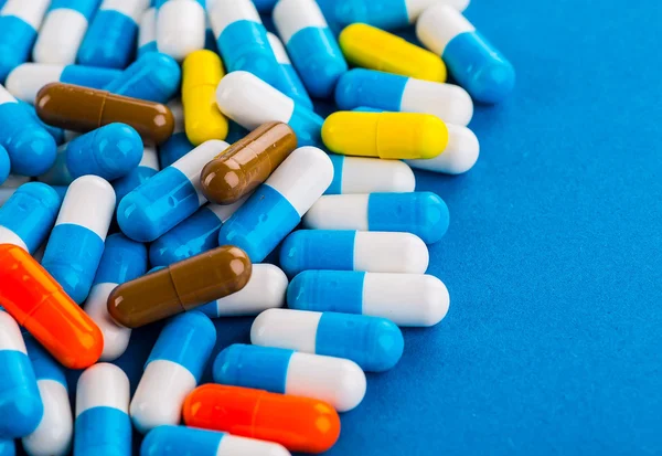 Medicamentos comprimidos y cápsulas en un vaso de precipitados —  Fotos de Stock