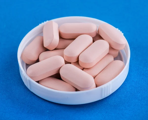 Medicijnen tabletten en capsules in een bekerglas van — Stockfoto