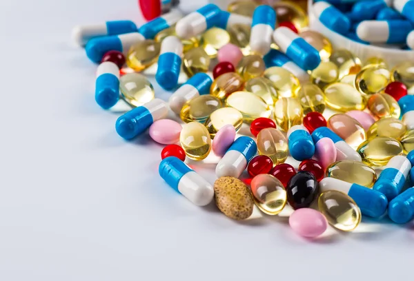 Tabletten und Kapseln in einem Becher — Stockfoto