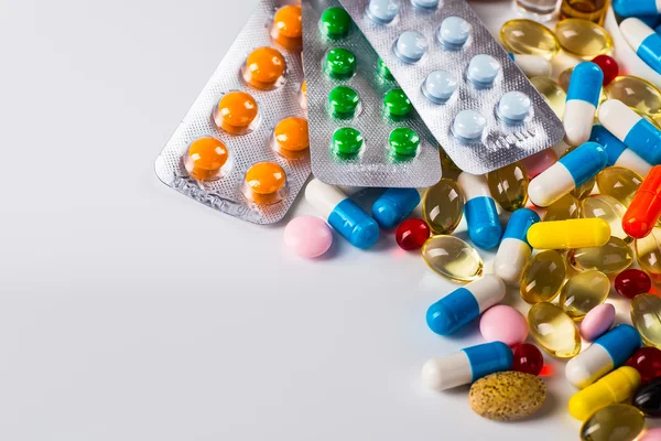 Léky tablety a kapsle v kádince — Stock fotografie