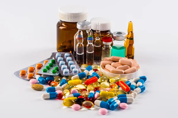 Лекарства и капсулы в стакане — стоковое фото