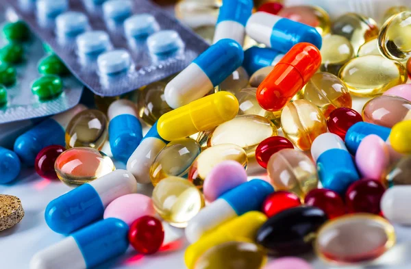 Léky tablety a kapsle v kádince — Stock fotografie