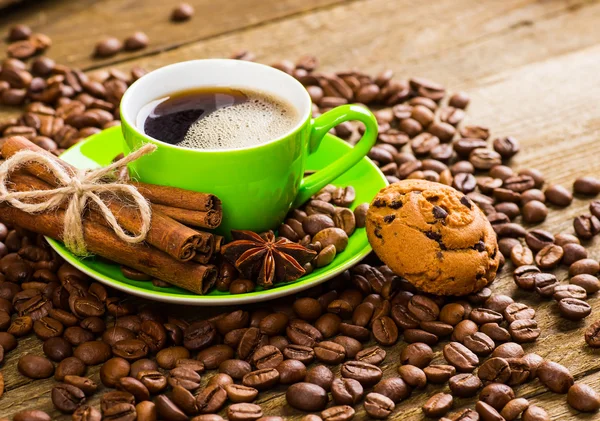 Xícara de café e pires em uma mesa de madeira. Fundo escuro, café — Fotografia de Stock