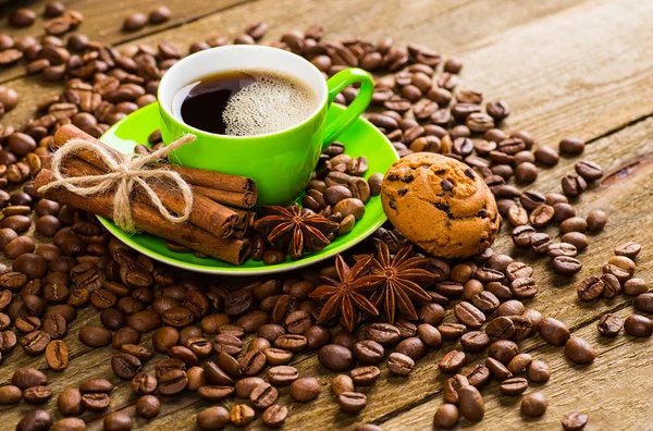 Xícara de café e grãos de café na mesa — Fotografia de Stock