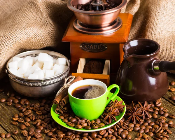 Caffè e chicco di caffè su sfondo legno — Foto Stock