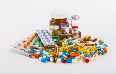 Bir şırınga ile enjeksiyon için tıbbi şişeleri