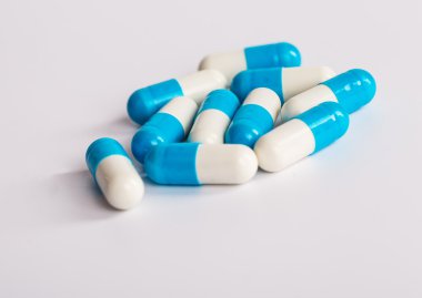 Bir şırınga ile enjeksiyon için tıbbi şişeleri