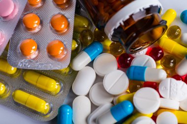 Bir şırınga ile enjeksiyon için tıbbi şişeleri