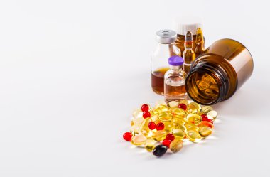 Bir şırınga ile enjeksiyon için tıbbi şişeleri