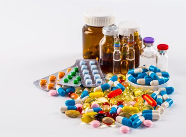 Bir şırınga ile enjeksiyon için tıbbi şişeleri