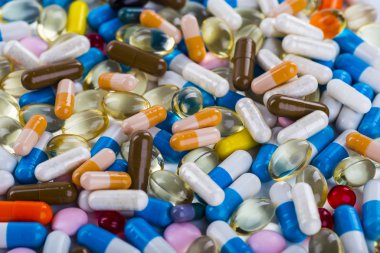 Bir şırınga ile enjeksiyon için tıbbi şişeleri