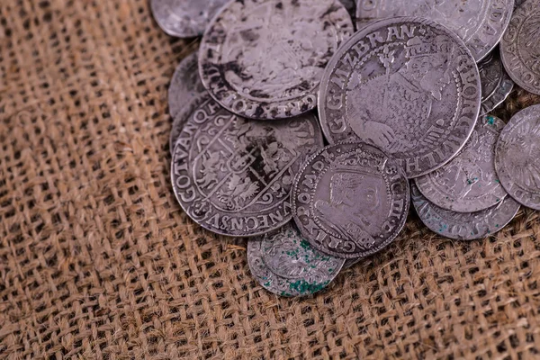 Trove de pièces médiévales antiques fond d'argent — Photo