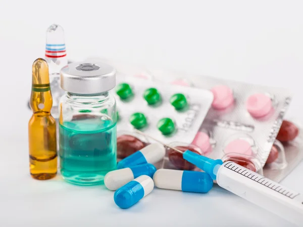 Medische flesjes voor injectie met een spuit — Stockfoto