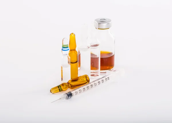 Frascos para injetáveis médicos para injetáveis com uma seringa — Fotografia de Stock