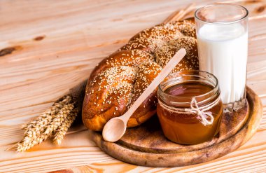 haşhaş ve susam süt ve bal ahşap backgr tarih ile lezzetli çörekler