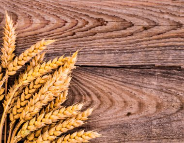 ahşap zemin üzerinde buğday