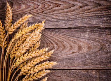 ahşap zemin üzerinde buğday