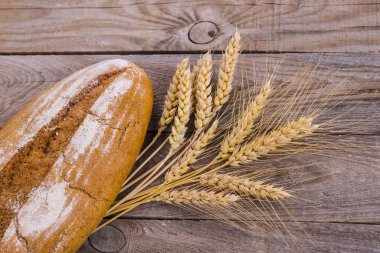Tahtada taze ekmek ve buğday