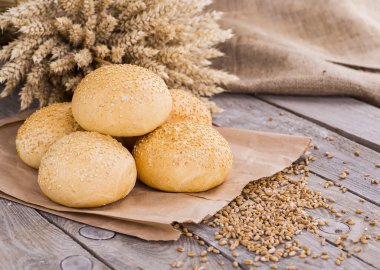 sandviç için hamburger ile ahşap üzerine Mısır kulak