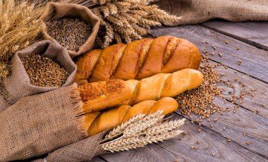 Tahtada taze ekmek ve buğday