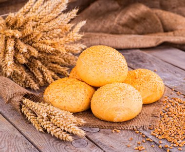 Tahtada taze ekmek ve buğday