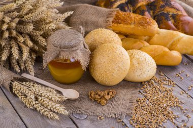 Bir kavanoz bal, dilim ekmek, buğday ve eski bir vintage süt