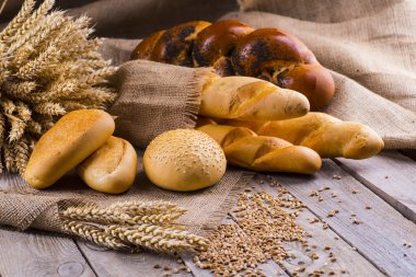 Tahtada taze ekmek ve buğday