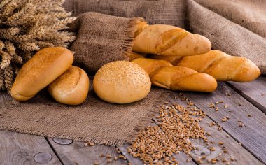 Tahtada taze ekmek ve buğday