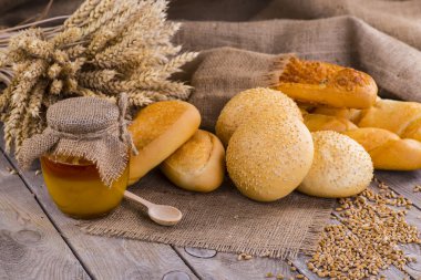 Bir kavanoz bal, dilim ekmek, buğday ve eski bir vintage süt